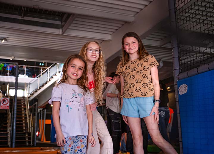 Enfants dans le parc de trampolines à Mons